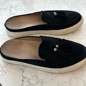 Gentle souls slip on shoes. Size 7.5